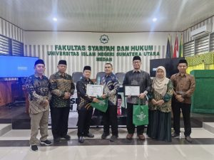 Penyerahan sertifikat dan cinderamata kepada narasumber disaksikan pimpinan fakultas dan panitia.